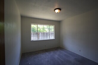 1025 E Saginaw Way in Fresno, CA - Building Photo - Building Photo