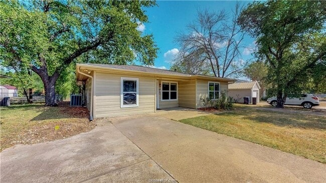 HUGE 4/4 in Eastgate!! in College Station, TX - Building Photo - Building Photo