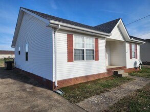 304 Pioneer Dr in Oak Grove, KY - Building Photo - Building Photo