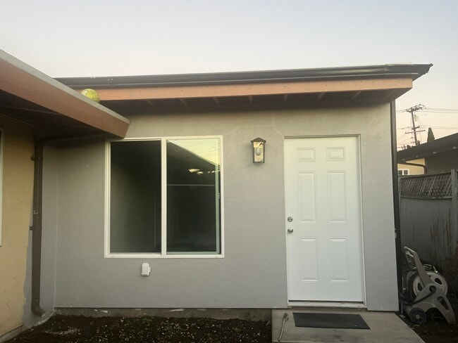 27448 Lyford St, Unit ADU in Hayward, CA - Foto de edificio - Building Photo