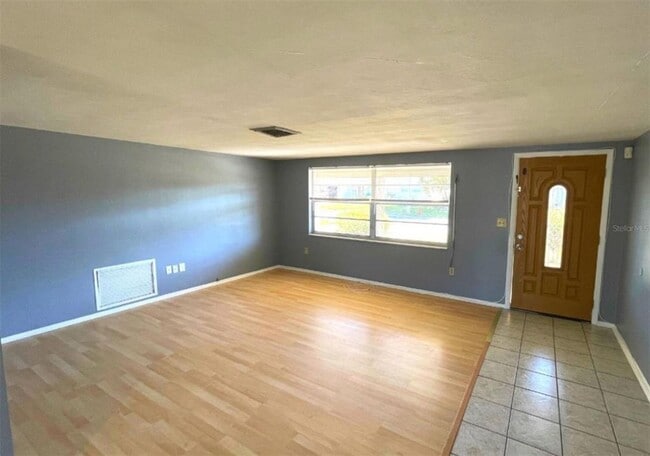 7335 Ashwood Dr in Port Richey, FL - Building Photo - Building Photo