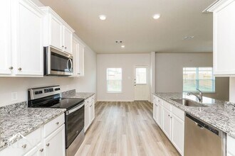 10457 Sweetwater Creek Dr in Cleveland, TX - Building Photo - Building Photo