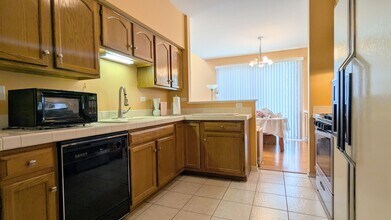 243 Camel Bend Ct in Schaumburg, IL - Building Photo - Building Photo