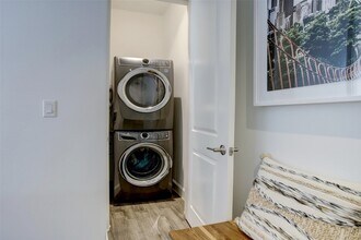 1211 Caroline St in Houston, TX - Foto de edificio - Building Photo