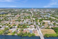 105 NW 14th Way in Dania Beach, FL - Foto de edificio - Building Photo