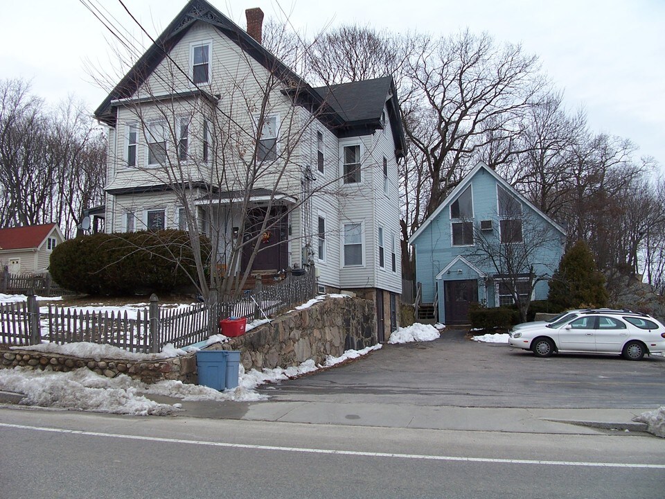 125 E Central St in Franklin, MA - Foto de edificio