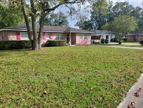 7819 Lisa Dr E in Jacksonville, FL - Building Photo - Building Photo