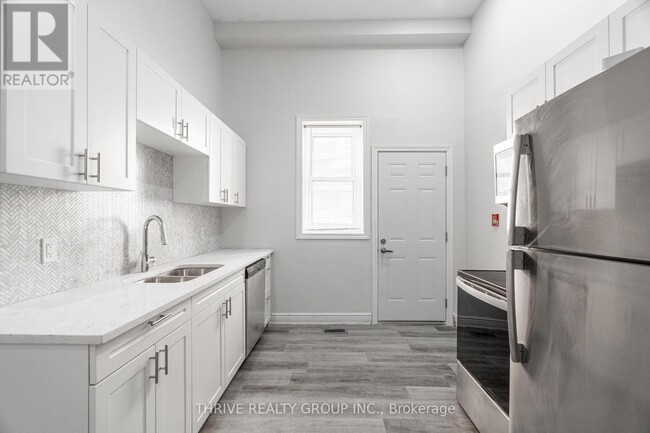 284-284 Talbot St in St Thomas, ON - Building Photo - Building Photo