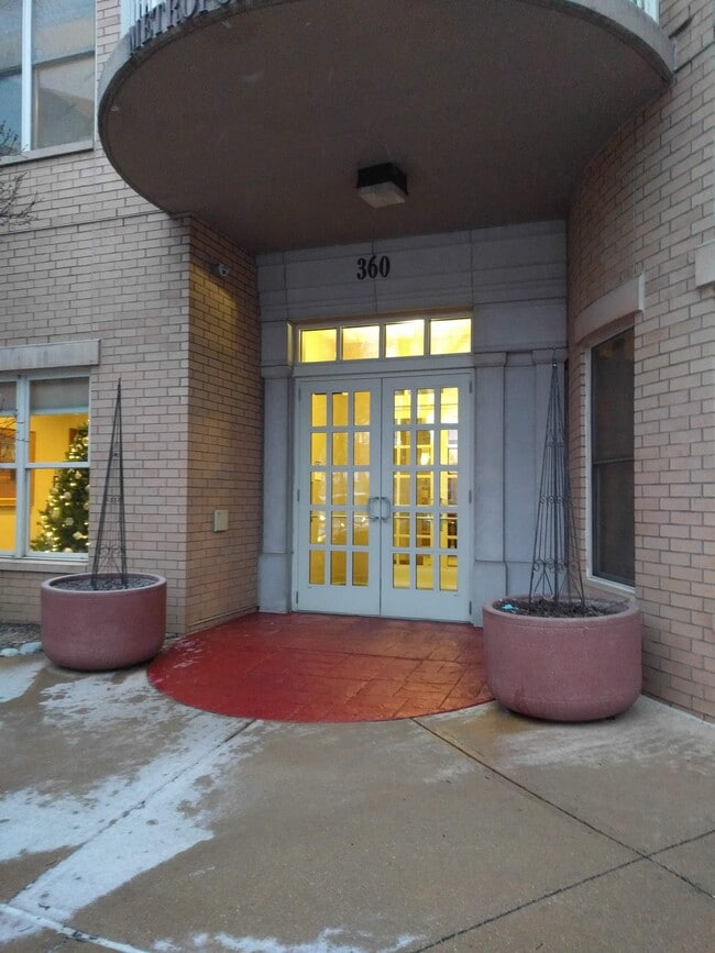 360 W Washington Ave, Unit 104 in Madison, WI - Building Photo - Building Photo