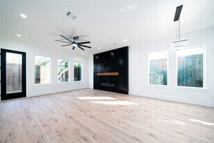 2501 Parker Rd in Houston, TX - Building Photo