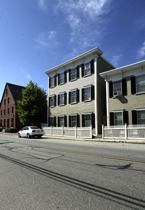 137 Merrimac St in Newburyport, MA - Building Photo