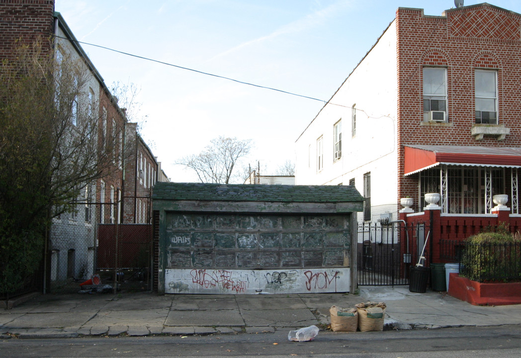 700 Bradford St in Brooklyn, NY - Building Photo