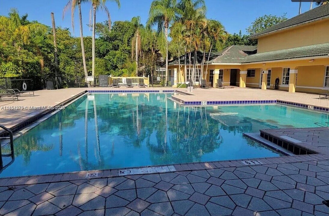 4055 W McNab Rd, Unit 201 in Pompano Beach, FL - Foto de edificio
