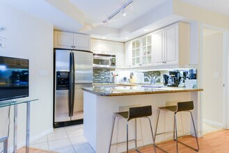 21 Nelson St, Unit SI ID1034867P in Toronto, ON - Building Photo - Building Photo