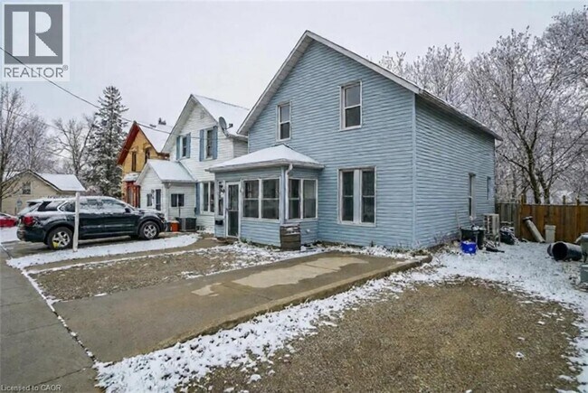 38 Bergey St in Cambridge, ON - Building Photo - Building Photo