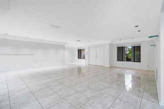 20525 Highland Lakes Blvd in Miami, FL - Building Photo - Building Photo