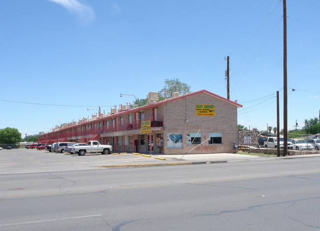 Michelle's Apartments in El Paso, TX - Foto de edificio - Building Photo