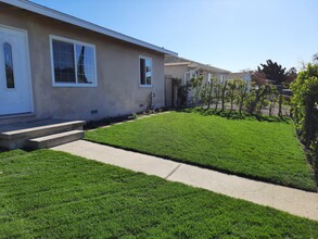 8464 Hazeltine Ave in Panorama City, CA - Building Photo - Building Photo