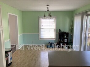 1013 Worcester Dr NE in Grand Rapids, MI - Building Photo - Building Photo