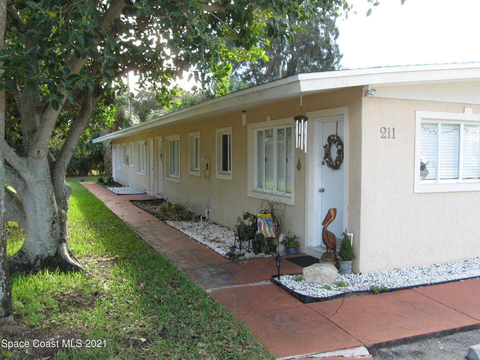 211 Pierce Ave in Cape Canaveral, FL - Building Photo