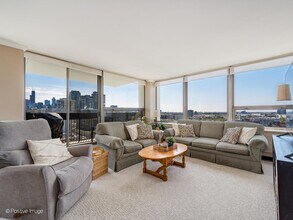 1360 N Sandburg Terrace in Chicago, IL - Building Photo - Building Photo