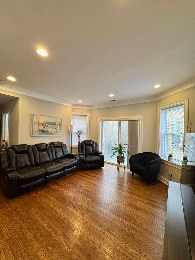 7048 N Damen Ave in Chicago, IL - Building Photo - Building Photo
