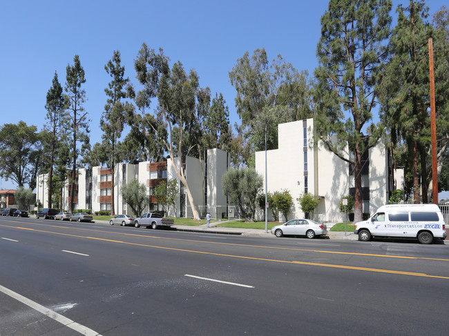 Reseda Park Apartments in Reseda, CA - Foto de edificio - Building Photo