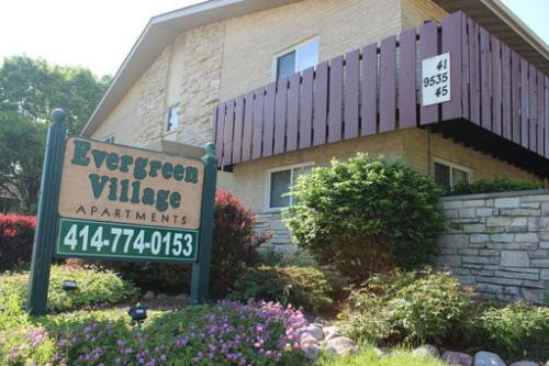 Evergreen Village Apartments in Milwaukee, WI - Foto de edificio - Building Photo