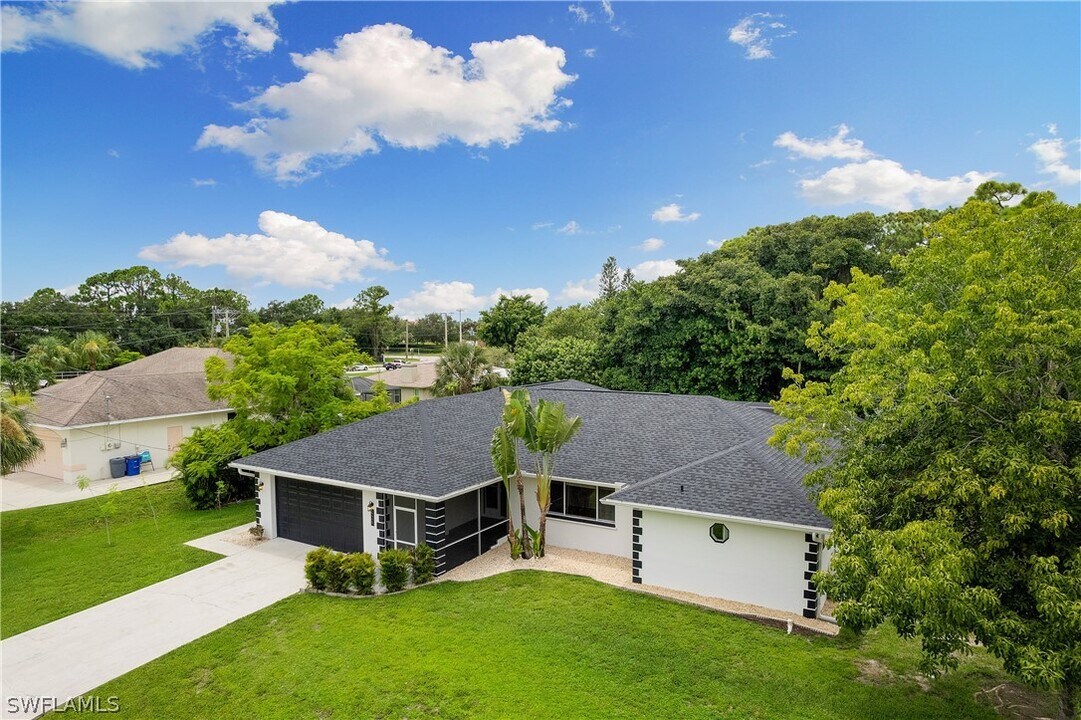 404 Anchor Way in North Fort Myers, FL - Foto de edificio