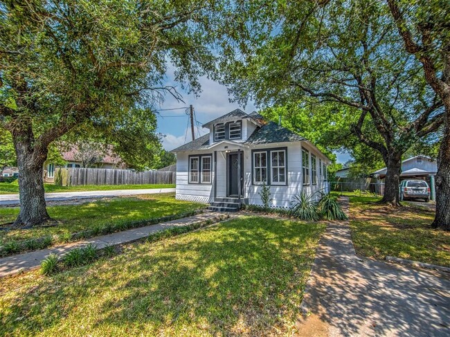 319 N Cochran St in Bellville, TX - Building Photo - Building Photo