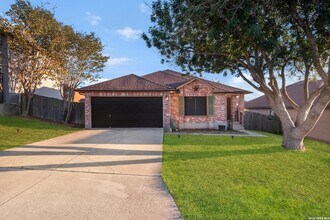 7910 Chestnut Barr Dr in Converse, TX - Building Photo - Building Photo