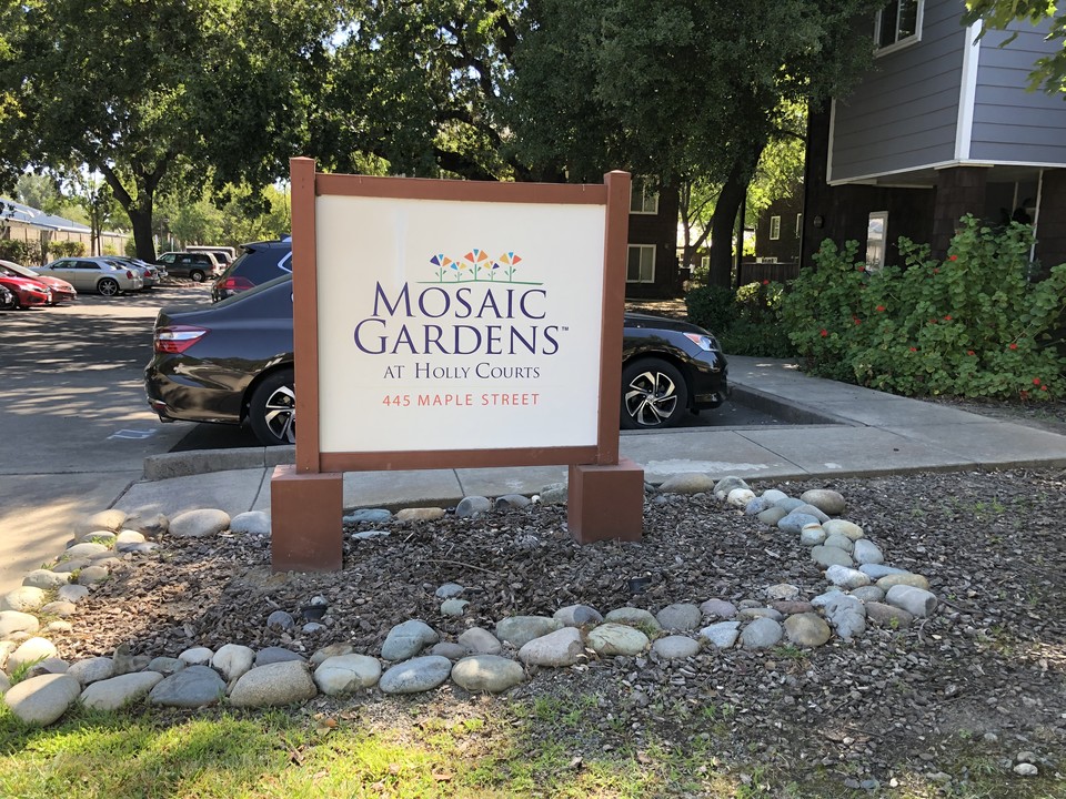 Holly Courts Apartments in West Sacramento, CA - Foto de edificio