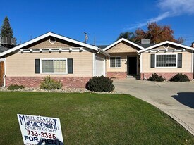 410 W Harter Ave in Visalia, CA - Building Photo