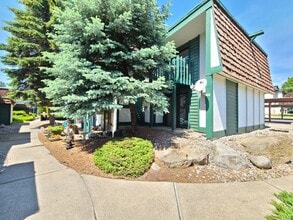 2121 E Upriver Dr in Spokane, WA - Foto de edificio - Building Photo