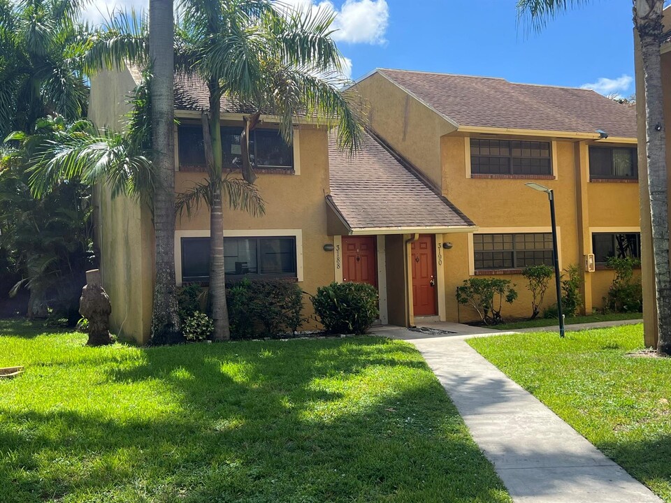 3190 N Pine Island Rd, Unit OVER SIZE CONDO UPDATED in Sunrise, FL - Foto de edificio