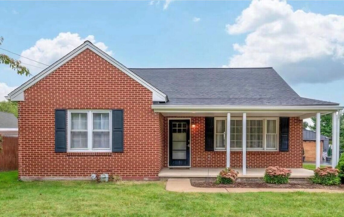 923 Rohrerstown Rd in Lancaster, PA - Building Photo