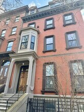 4 Monument Sq, Unit #6 in Boston, MA - Foto de edificio - Building Photo