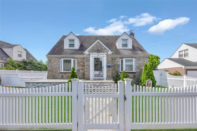 property at 933 Fenworth Blvd