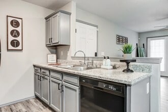 South Valley Apartments in Springfield, MO - Building Photo - Building Photo