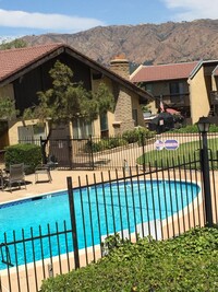 Glendora Hacienda Apartments in Glendora, CA - Foto de edificio - Building Photo