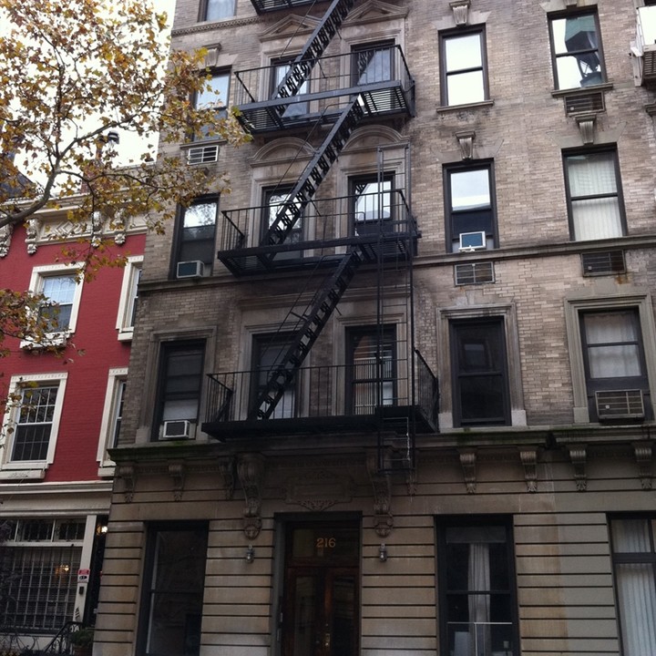 216 E 83rd St in New York, NY - Building Photo