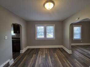 3916 Cambridge St in Des Moines, IA - Building Photo - Building Photo