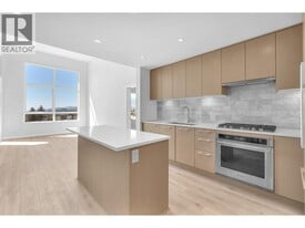 110 17th Street E in North Vancouver, BC - Building Photo