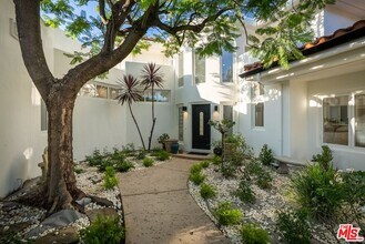 21965 Saddle Peak Rd in Topanga, CA - Building Photo - Building Photo