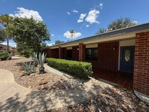 1105 Hill Place Dr in Laredo, TX - Building Photo - Building Photo