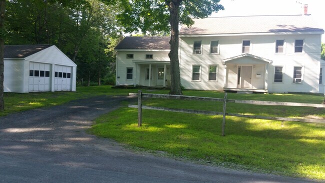 56 Shelterwood Rd, Unit G in East Greenbush, NY - Foto de edificio - Building Photo