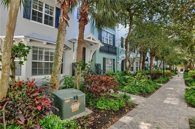 306 E Mallory Cir in Delray Beach, FL - Building Photo - Building Photo