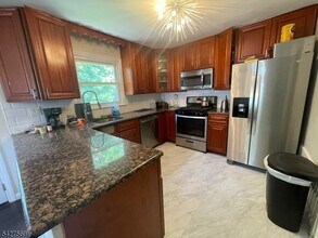 1065 Sayre Rd S in Union, NJ - Building Photo - Building Photo