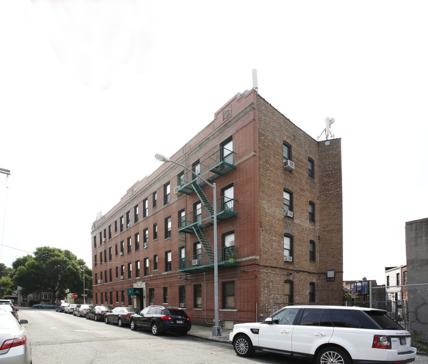 20 Baughman Pl in Brooklyn, NY - Building Photo