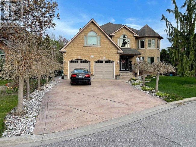 property at 1112 Hawthorne Ct